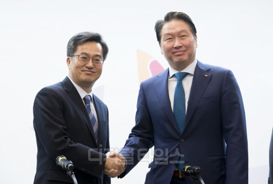 김동연 경제부총리 겸 기획재정부 장관(왼쪽)과 최태원 SK그룹 회장이 지난 3월 서울 서린동 SK본사에서 열린 혁신성장 현장소통 간담회에 앞서 악수하고 있다. 유동일기자 eddieyou@